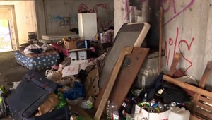 Bordel, špina a neskutočný zápach. Nedostavané garáže sa stali útočiskom pre drogovo závislých a bezdomovcov