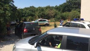 Ľudia pri Senci žijú v neistote. Ozbrojenci tam stále pátrajú po šelme