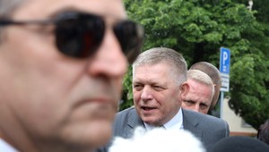 Robert Fico sa vrátil do Handlovej. Čakali ho priaznivci, ktorí videli atentát na vlastné oči