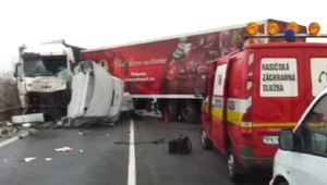 Jeden kamión vletel do druhého, dvaja zranení