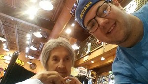 Tínedžera sprevádzala na maturitnom večierku umierajúca babička