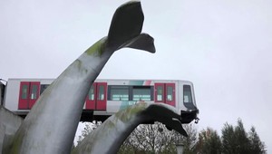 Metro pristálo na soche obrovského veľrybieho chvosta