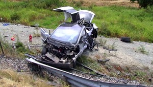 Dcéra s matkou havarovali na luxusnom elektromobile. Po náraze sa zrútili do priekopy