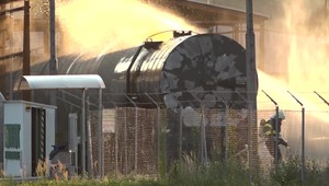 Pracovníci kontrolného chemického laboratória zasahovali v okolí vagóna, z ktorého unikala neznáma látka