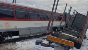 Dopravná nehoda na železničnom priecestí: Rušňovodiča prekvapil vodič nákladného vozidla