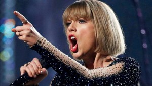Do domu Taylor Swift sa opäť vlámal neznámy muž, predtým si vyzul topánky