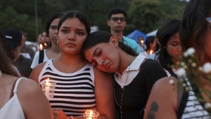 Plyšové hračky zostali pod troskami, deti spia v stanoch. Venezuela sa spamätáva z katastrofy