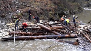 Riskantný zásah záchranárov. Po silných dažďoch sa na Hornáde vytvorila priehrada z odpadkov
