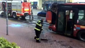 Hasiči zasahovali v centre Bratislavy. Horel autobus MHD