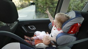 V Liberci nechala žena v rozpálenom aute batoľa