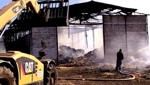 Chlapci chceli vyskúšať, čo sa naučili v škole a podpálili tonu slamy