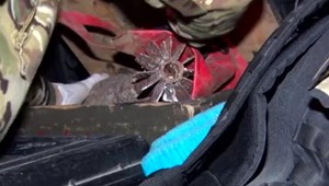 Policajti evakuovali bytovku. V pivnici našli delostreleckú muníciu