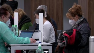 Ďalší deň, keď pribudlo viac plne očkovaných ako pozitívnych. Vakcinačné centrá hlásia zvýšený záujem