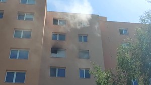 Z bytu sa valil hustý čierny dym. Nasledoval zásah hasičov a evakuácia celého vchodu