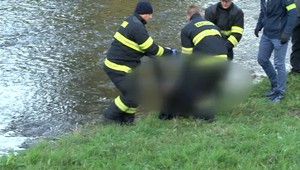 Okolo nehybného tela v rieke prešlo veľa ľudí. Všimli si ho až podvečer
