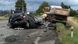 Pri čelnej zrážke zomrela žena