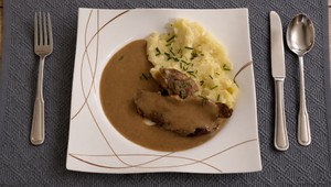 Pečená krkovička na pive so šťuchanými zemiakmi