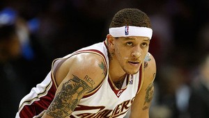 Milionár Delonte West prespával v šatni Dallasu či garáži!