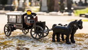 Ako pomôcť deťom pochopiť smrť blízkych? Firma stavila na pohrebné lego