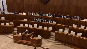 Schôdza parlamentu predsa len ešte bude. Poslanci by mali rokovať o pozemkových úpravách, zlate aj Iraku