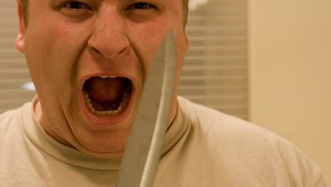 Muž sa zabarikádoval v pivnici, chcel sa podrezať