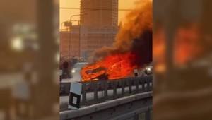 Na Prístavnom moste auto zachvátili plamene