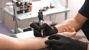 Zásah NAKA: V štúdiu mal tetovať nacistické symboly