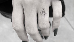 Dôkaz lásky na večnosť! Pod obrúčku si nechala vytetovať iniciálku mena hviezdneho manžela!