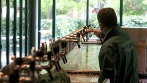 Kto to vypije? Londýnske kluby vyčíslili objem piva, ktorý sa nepredá