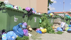 V Komárne majú pred domami plné odpadkové koše. Nemajú ho kam odviezť