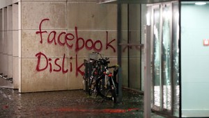 Vandali poškodili centrálu Facebooku v Hamburgu