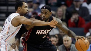 NBA: Boston s treťou prehrou, Miami tretíkrát úspešné