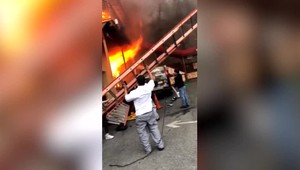 Hodina baletu sa zmenila na záchranu pred požiarom. Okno sa pokúšali rozbiť mobilom