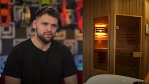 Filip Sulík hostí privíta v byte svojho známeho otca: Pozrite na tú saunu v spálni!