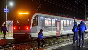 Rukojemnícka dráma vo vlaku. Muža ozbrojeného sekerou zneškodnili