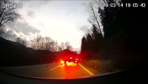 Vodič Kie sa snažil predbehnúť policajtov z Litvy, skončilo sa to nehodou