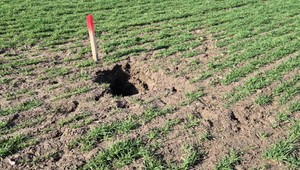 V obci sa objavila ďalšia diera. Obyvatelia majú strach, aby sa nezopakovala tragédia