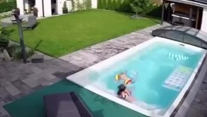 Detská hra v bazéne sa takmer skončila tragédiou. Nafukovacia pomôcka uväznila dieťa pod hladinou