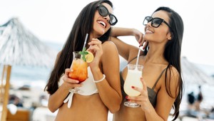 Viete, čo sa stane vášmu telu, ak pijete v horúčavách alkohol?