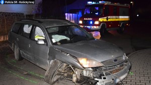 Okrem alkoholu nemal ani vodičský preukaz. Mladý vodič narazil do betónového múru