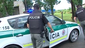 Srandisti? Policajti chcú vlasy spopolnenej ženy