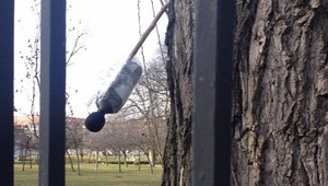 V prezidentskej záhrade našli zvláštny predmet. Pyrotechnici ho odpálili