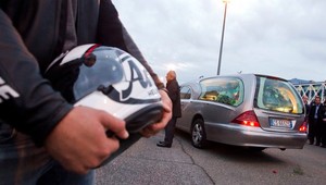 Čestnou strážou Simoncelliho dve motorky