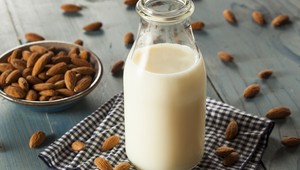 Vyrobte si zdravé mandľové mlieko: Stačia vám len 2 suroviny!