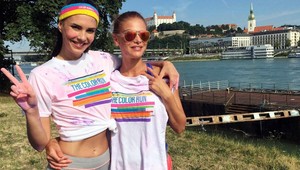 Zafarbené až po uši. Moderátorky Skoncová a Pavolová pobežia Color run!