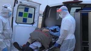 Muža s operovanou nohou a pozitívnym testom prepustili z nemocnice. Domácu liečbu ale absolvovať nevie, je bezdomovec