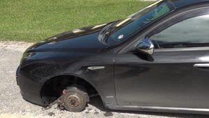 Divoká nočná naháňačka s policajtmi: Opitý vodič unikal niekoľko kilometrov, nezastavil ho ani defekt