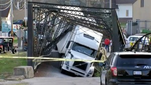 Most verzus kamión. Šofér sa v konštrukcii zasekol