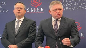 Kým celé Slovensko čaká, či sa Fico postaví pred súd, Smer vyzýva na protest