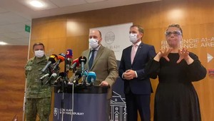 Okrem premiéra Matoviča je v karanténe minister obrany Naď a jeho blízki